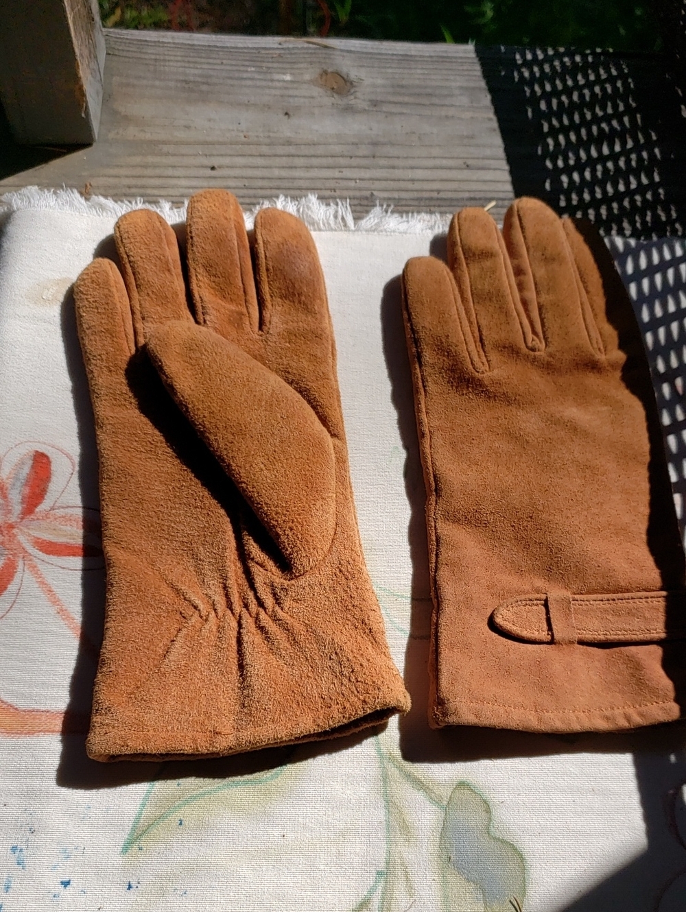 isotoner Suede Gloves in Tan Brown L/G